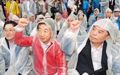 "최저임금 급등에 죽을 맛"… 3만 소상공인, 빗속 광화문 '분노의 행진'