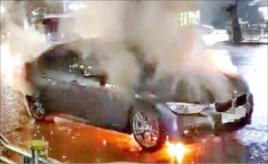BMW 한국지사 압수수색 날, 320i 또 불났다