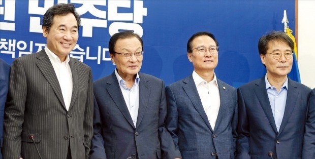 이낙연 국무총리(왼쪽부터), 이해찬 더불어민주당 대표, 홍영표 민주당 원내대표, 장하성 청와대 정책실장이 30일 국회에서 열린 고위 당·정·청 회의 참석에 앞서 기념촬영을 하고 있다.  /김영우 기자 youngwoo@hankyung.com