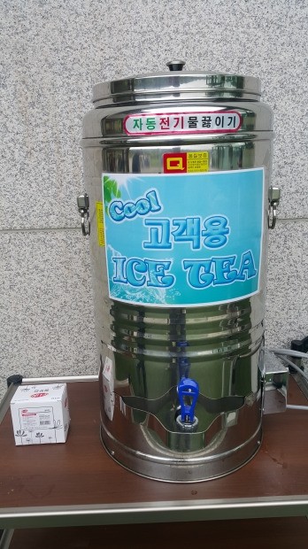 스타트 광장에는 누구나 마실 수 있도록 시원한 냉차가 준비돼 있었다.