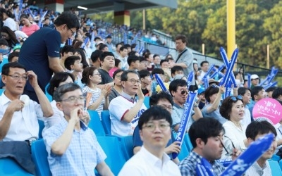 산단공의 이색 창립기념 행사… 지역소외계층 아동 300여명과 함께 야구관람