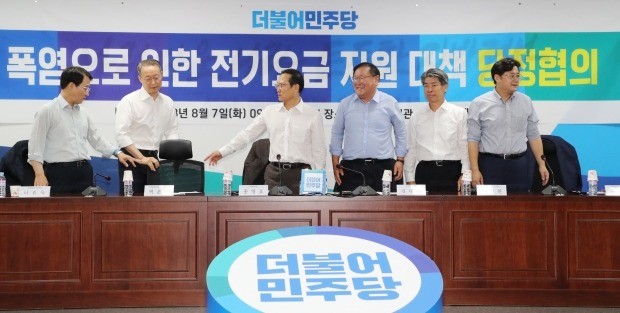 < 당정, 전기요금 누진세 개편 방안 논의 > 7일 오전 국회 의원회관에서 백운규 산업통상자원부 장관(왼쪽 두번째부터), 더불어민주당 홍영표 원내대표, 김태년 정책위의장, 윤종원 청와대 경제수석 등 참석자들이 폭염으로 인한 전기요금 지원 대책 당정협의회에 참석하고 있다. / 연합뉴스