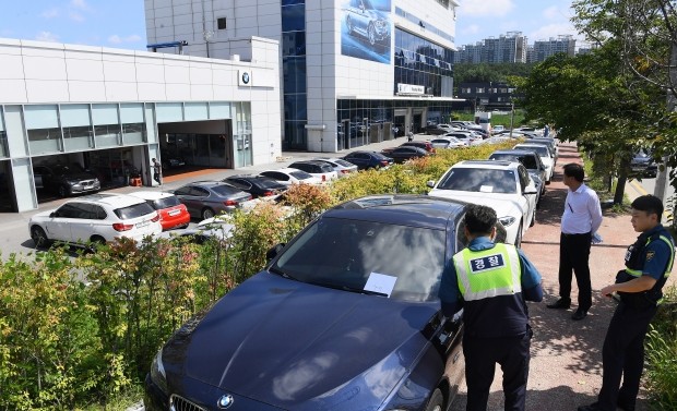 인도까지 들어찬 BMW 안전점검 차량