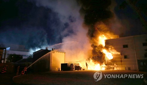 폭염이 화마 불렀나…제천 공장 화재 야적 폐기물서 발화