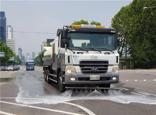 최악 폭염, 도서관 야간개방·도로물청소…지자체 '폭염과 전쟁'