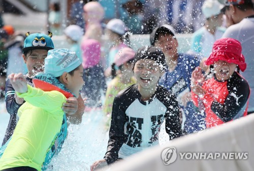 '폭염? 그까짓 거'… 본격적인 휴가철 바다·계곡 피서객 북적