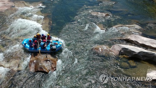 '폭염? 그까짓 거'… 본격적인 휴가철 바다·계곡 피서객 북적