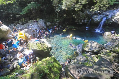 '폭염? 그까짓 거'… 본격적인 휴가철 바다·계곡 피서객 북적