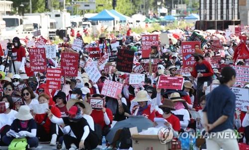 "성차별·사법불평등 중단하라" 광화문 여성시위… "7만명 참가" 