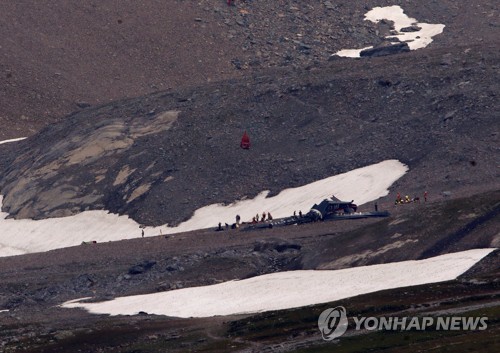 스위스 알프스서 관광용 항공기 추락… "탑승객 20명 전원 사망"