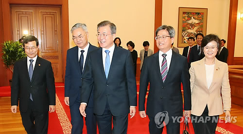 문대통령 "사법부 최대 위기… 신뢰회복이 가장 중요한 과제"