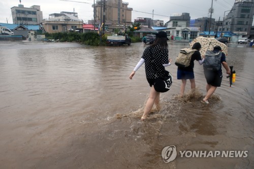 '물 폭탄에 높은 파도까지'… 동해안 해수욕장 피서객 '뚝'