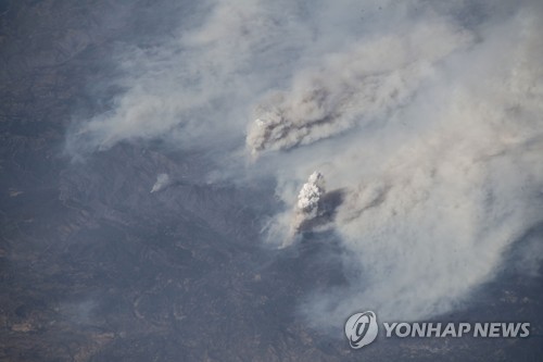 우주에서도 보이는 미 캘리포니아 산불… 역대 최대규모 번져