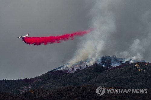 우주에서도 보이는 미 캘리포니아 산불… 역대 최대규모 번져