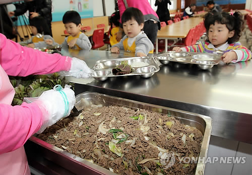 '원생 90명 간식이 사과 7개' 부실급식 논란 유치원 적발