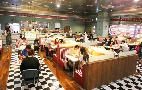 신세계푸드 "'몰캉스족' 증가에 쇼핑몰 식당 특수"