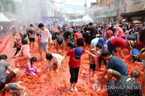 "막바지 휴가 즐기자" 무더위에도 해수욕장·계곡 북적