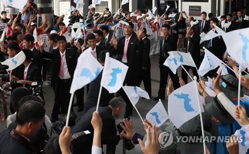 "또 만납시다" 남북노동자축구 북한 대표단 서울 떠나 귀환길