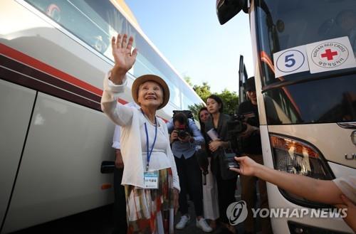 "너무 설레 잘 못 잤지요"… 이산가족 금강산 향해 출발