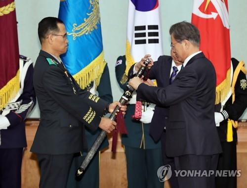 문대통령, 남영신 안보지원사 단장 보고 받고 "과거와 단절하라"