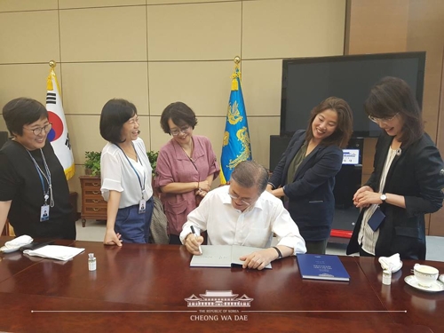 문대통령, 여성비서관들과 점심… 여성 관련 현안 의견 청취