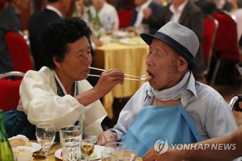 북한매체, 이산가족 상봉행사 보도… "24일부터 2차 상봉"