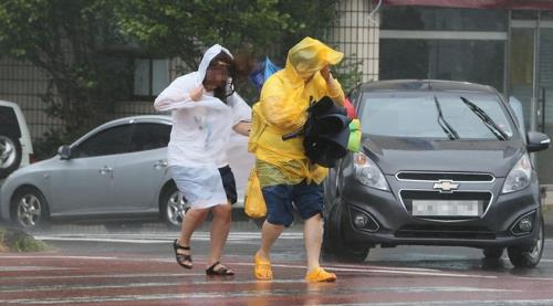 제주 할퀸 '솔릭' 서해로 북상 중… 한반도 '초긴장'