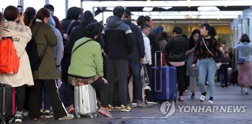 중국인 보따리상 '싹쓸이 쇼핑'… 면세점 매출 37%↑