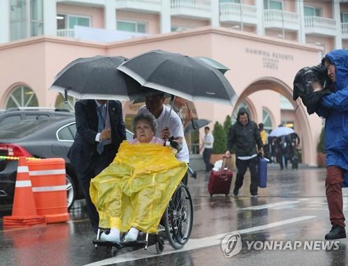 '이제 만나러 갑니다'… 이산가족, 빗줄기 뚫고 금강산으로 출발