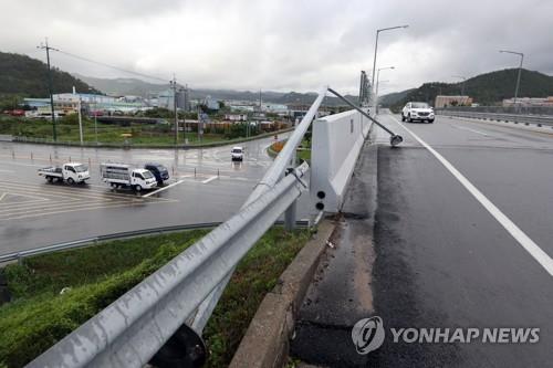 쓰러지고, 떨어지고, 날리고… 광주·전남 곳곳 '솔릭' 생채기