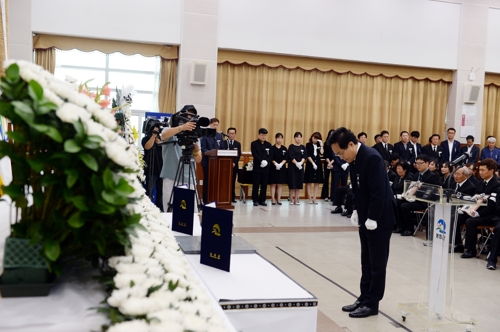 "영원히 빛날 보석으로"… 엽총난사 희생공무원 눈물의 영결식