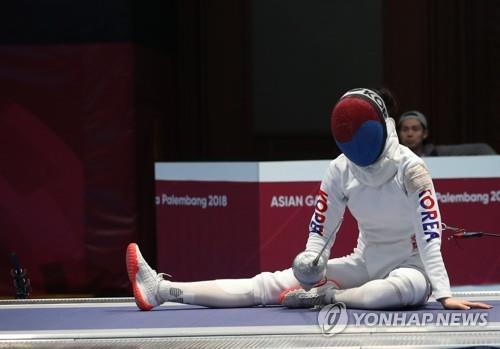 [아시안게임] '통한의 연장 실점' 한국 여자 에페, 2회 연속 은메달