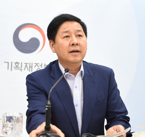 [2019예산] 김동연 "최저임금, 고용에 일부 부정적 영향"