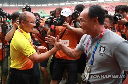 [아시안게임] 김학범 "박항서 감독께 죄송…끝까지 정신력 놓지 않겠다"