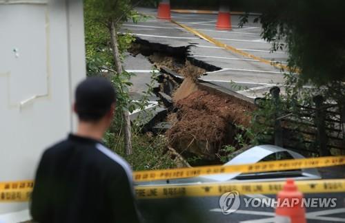 서울 금천구 아파트 바로 옆 대형 싱크홀… "열흘전부터 균열"