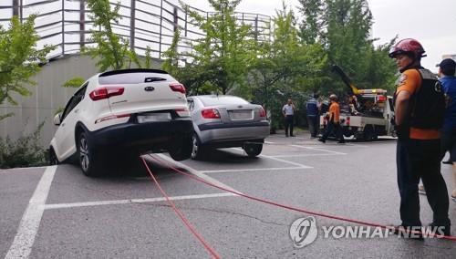 서울 금천구 아파트 바로 옆 대형 싱크홀… "열흘전부터 균열"