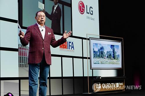 로봇과 IFA 기조연설 나선 LG 조성진 "AI로 더 나은 삶 추구"(종합)