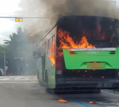 서울대 관악캠퍼스 달리던 시내버스 엔진서 화재