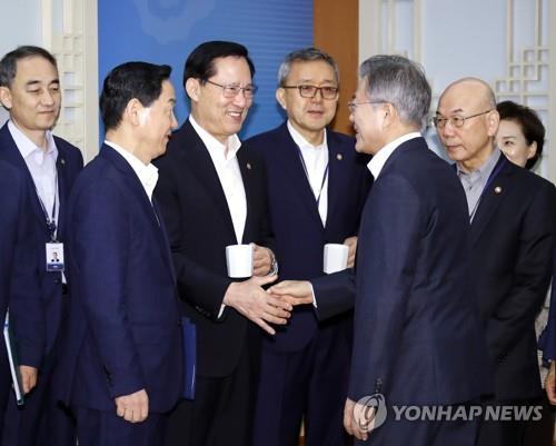 문대통령, 교체장관들과 위로 만찬… "끝까지 정상업무 해달라"