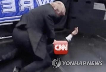 트럼프 "CNN·NBC 사장 해임하라"…언론과의 갈등 '최고조'