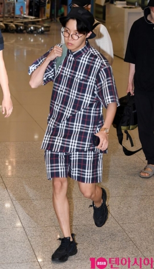 [TEN PHOTO]방탄소년단 제이홉  &#39;공항에 나타난 탐정&#39;