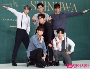 [TEN PHOTO] 신화 &#39;20주년 기념 포즈&#39;