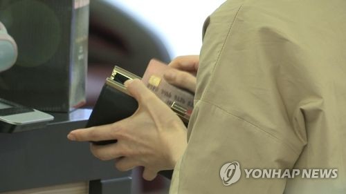 카드사 상반기 순익 3분의 1 줄었다… "수수료율 인하 영향"