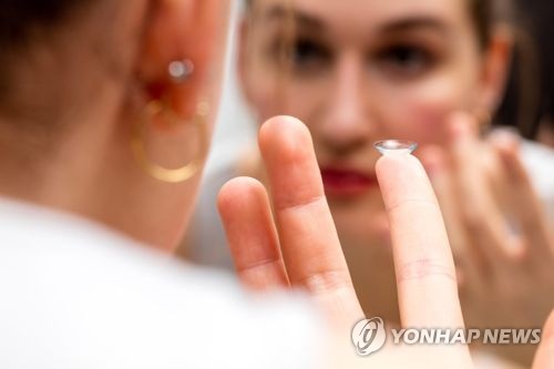 "일회용 렌즈 변기에 버리지 마세요"… 미세플라스틱 오염 악화