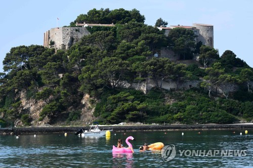 마크롱, 별장에 수영장 짓고선 "바다가 훨씬 좋아"… 빈축