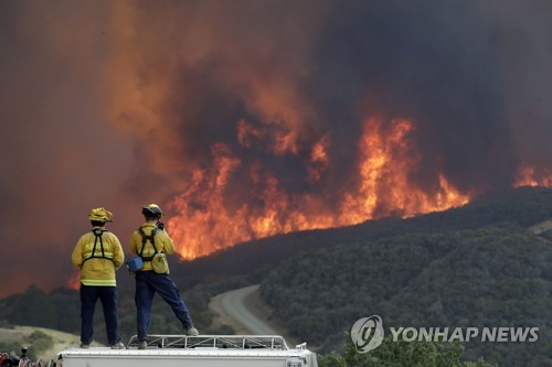 美 캘리포니아서 역대 최대 산불… 트럼프는 "나쁜 환경법 탓"