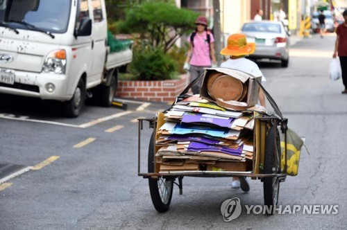 빈곤층 근로소득 16% '뚝'… 반년째 재정으로 버텼다