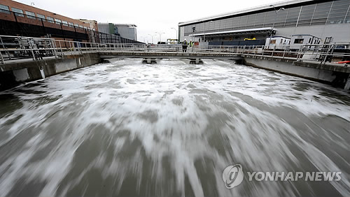 "일회용 렌즈 변기에 버리지 마세요"… 미세플라스틱 오염 악화