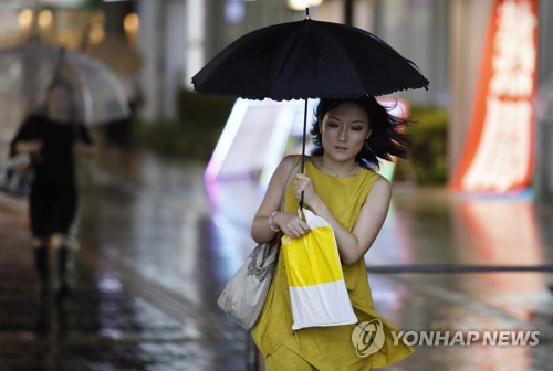 태풍 '시마론' 접근에 일본도 비상… 항공편 30여편 결항