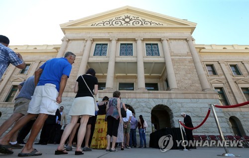 매케인 유족들 '눈물의 작별'… 시민 1500명 추모 행렬